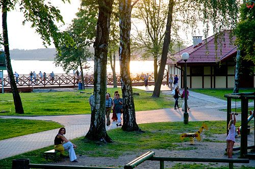 Polska, warm-maz. Park nad jeziorem w Ostrodzie.